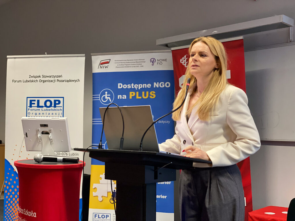 Relacja z konferencji „Dostępne NGO = NGO bez barier”, podsumowującej wyniki projektu „Dostępne NGO na PLUS”, zorganizowanej w dniu 12 grudnia 2023 r. w Wyższej Szkole Przedsiębiorczości i Administracji w Lublinie
